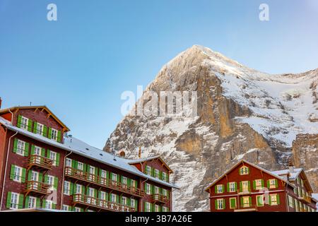 Il famoso e storico Hotel Bellevue des Alpes, a 2061 metri di altezza, e il picco della montagna sulla parete nord di Eiger, alto 3907 metri, in un soleggiato inverno D Foto Stock