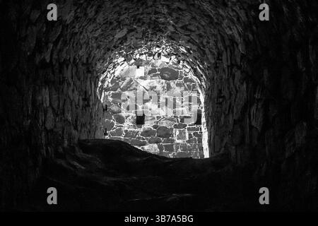 Vista dall'interno di una delle fortezze sull'isola di Suomenlinna, Finlandia. Bianco e nero Foto Stock