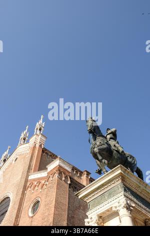 Campo Santi Giovanni e Paolo a Venezia, Italia, con la chiesa, la bandiera e la statua equestre di Bartolomeo Colleoni Foto Stock