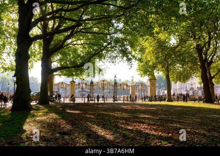 Canada Gate, The Green Park, Buckingham Palace, Londra, Inghilterra, REGNO UNITO Foto Stock