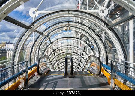 Ascensori, Centre George Pompidou, Musee National d'Art moderne, Parigi, Francia, Europa Foto Stock