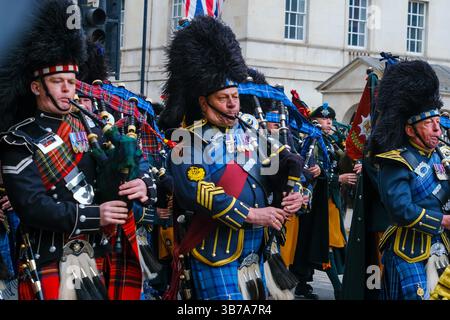 Le commemorazioni ufficiali del VE Day iniziarono con una processione militare che coinvolse 1.300 militari e cadetti da Whitehall al Mall, dove si concluse con un flypast. Foto Stock