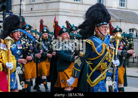 Le commemorazioni ufficiali del VE Day iniziarono con una processione militare che coinvolse 1.300 militari e cadetti da Whitehall al Mall, dove si concluse con un flypast. Foto Stock