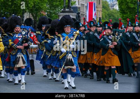 Le commemorazioni ufficiali del VE Day iniziarono con una processione militare che coinvolse 1.300 militari e cadetti da Whitehall al Mall, dove si concluse con un flypast. Foto Stock