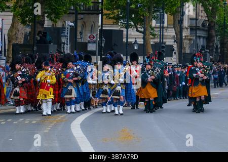 Le commemorazioni ufficiali del VE Day iniziarono con una processione militare che coinvolse 1.300 militari e cadetti da Whitehall al Mall, dove si concluse con un flypast. Foto Stock