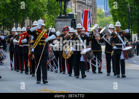 Le commemorazioni ufficiali del VE Day iniziarono con una processione militare che coinvolse 1.300 militari e cadetti da Whitehall al Mall, dove si concluse con un flypast. Foto Stock