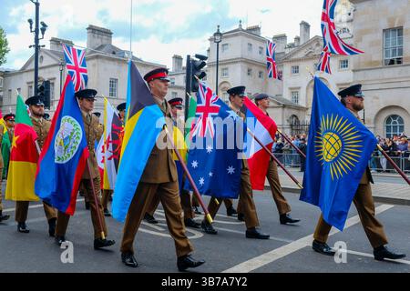 Le commemorazioni ufficiali del VE Day iniziarono con una processione militare che coinvolse 1.300 militari e cadetti da Whitehall al Mall, dove si concluse con un flypast. Foto Stock
