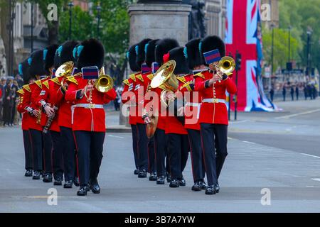 Le commemorazioni ufficiali del VE Day iniziarono con una processione militare che coinvolse 1.300 militari e cadetti da Whitehall al Mall, dove si concluse con un flypast. Foto Stock