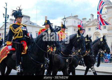 Le commemorazioni ufficiali del VE Day iniziarono con una processione militare che coinvolse 1.300 militari e cadetti da Whitehall al Mall, dove si concluse con un flypast. Foto Stock