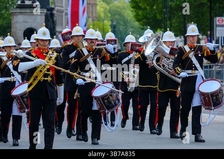 Le commemorazioni ufficiali del VE Day iniziarono con una processione militare che coinvolse 1.300 militari e cadetti da Whitehall al Mall, dove si concluse con un flypast. Foto Stock