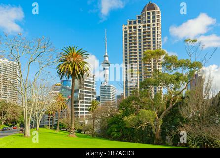Vista della Sky Tower di Auckland da Albert Park, Auckland, North Island, nuova Zelanda Foto Stock