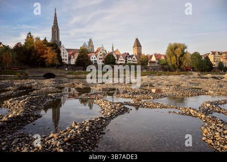 Ogni anno in autunno la ghiaia alluvionale viene rimossa, vista sul Danubio fino alla città vecchia con la cattedrale di Ulm, l'Alb svevo, il Baden-Württemberg, tedesco Foto Stock