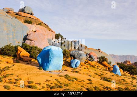 Sito di Painting Rocks, opera dell'artista belga Jean Verame. Vicino a Tafraout, Anti-Atlas, Marocco, Nord Africa Foto Stock