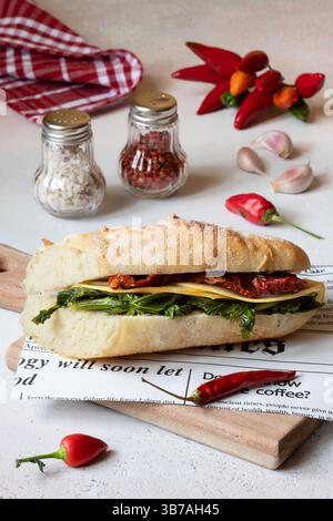 Baguette con Cime di Rapa, pomodori secchi e scamorza Foto Stock