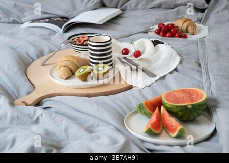 Colazione in camera con frutta e croissant Foto Stock