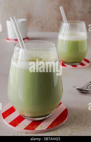 Latte Matcha con crema di latte Foto Stock