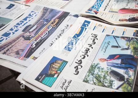 Teheran, Iran. 5 maggio 2025. Il titolo in prima pagina di un giornale iraniano presenta una foto del presidente degli Stati Uniti Donald Trump e una sua citazione che dice: Un accordo è facile. Dopo tre turni di negoziati tra Iran e Stati Uniti in Oman e Roma, il quarto turno è stato improvvisamente cancellato. Ora dobbiamo vedere cosa accadrà nei prossimi giorni. Le notizie dei negoziati sono coperte dalla maggior parte dei media iraniani. Credito: SOPA Images Limited/Alamy Live News Foto Stock