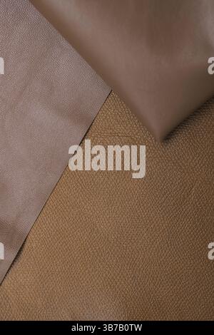una mousse mocha in vera pelle dalla texture macro, immagine di sfondo, colore dell'anno Foto Stock