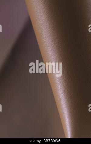 una mousse mocha in vera pelle dalla texture macro, immagine di sfondo, colore dell'anno Foto Stock