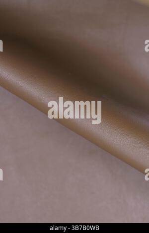 una mousse mocha in vera pelle dalla texture macro, immagine di sfondo, colore dell'anno Foto Stock