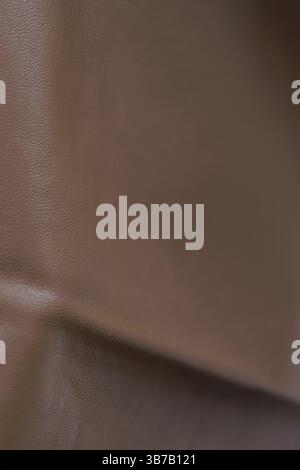 una mousse mocha in vera pelle dalla texture macro, immagine di sfondo, colore dell'anno Foto Stock