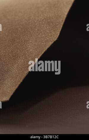 una mousse mocha in vera pelle dalla texture macro, immagine di sfondo, colore dell'anno Foto Stock