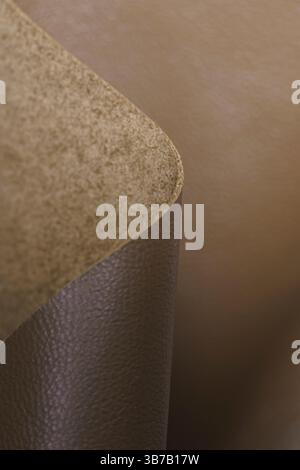 una mousse mocha in vera pelle dalla texture macro, immagine di sfondo, colore dell'anno Foto Stock