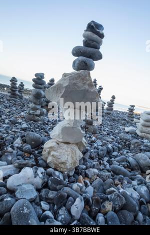 Inghilterra, Sussex, East Sussex, Eastbourne, Birling Gap, Birling Gap Beach, Peeble Cairns Foto Stock