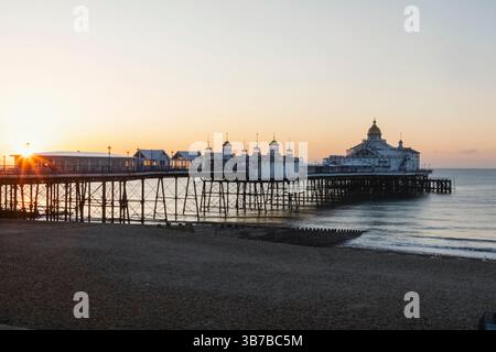 Inghilterra, Sussex, East Sussex, Eastbourne, Eastbourne Pier a Sunrise Foto Stock