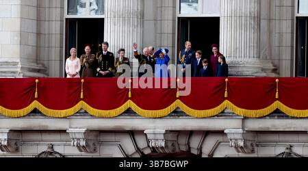 Londra, Regno Unito. 5 maggio 2025. Il re della Gran Bretagna Carlo III e la regina Camilla ondeggiano sul balcone di Buckingham Palace a Londra, Regno Unito, il 5 maggio 2025. La Gran Bretagna ha tenuto processioni militari e un sorvolo della Royal Air Force lunedì per commemorare il 80° anniversario della Victory in Europe (VE) Day. Crediti: Li Ying/Xinhua/Alamy Live News Foto Stock