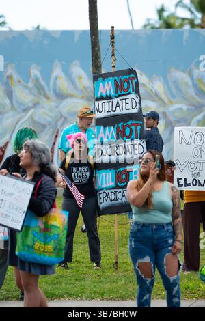 La folla scende sul Campidoglio dello Stato delle Hawaii in protesta contro il presidente Trump, Elon Musk, Project 2025, deportazione, in rappresentanza della LGBTQ, immigrato illegale Foto Stock