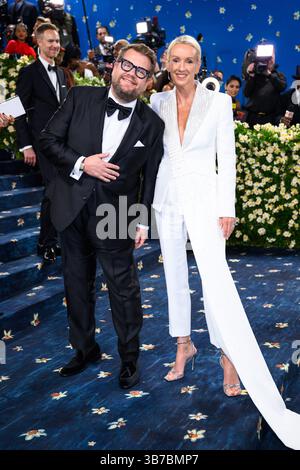 New York, Stati Uniti. 5 maggio 2025. James Corden e Julia Carey frequentano il Metropolitan Museum of Art Costume Institute Benefit Gala 2025. Il credito fotografico dovrebbe essere: Matt Crossick/Alamy Live News Foto Stock