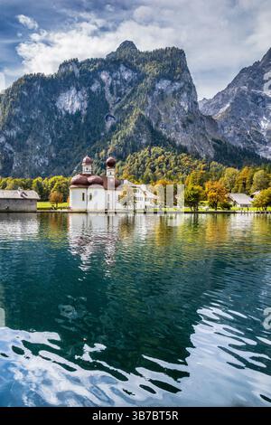 Chiesa di pellegrinaggio di San Bartolomeo sulla riva occidentale del lago Königssee, Terra di Berchtesgadener, Baviera, Germania Foto Stock