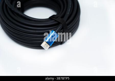 Tipo standard di connettore HDMI e cavo isolato su sfondo bianco Foto Stock
