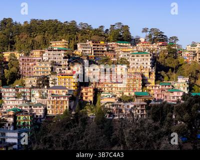 Vista di McLeod Ganj (Dharamsala) nell'Himachal Pradesh, India. Foto Stock