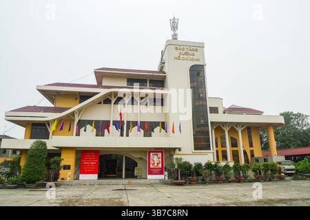 Il Museo del sentiero di ho chi Minh, situato a circa 16 km a ovest del centro di Hanoi nel quartiere di Hà Đông, è un edificio suggestivo e contemporaneo dedicato Foto Stock