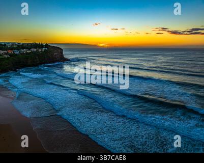 Aerial Sunrise Seascape con onde a Bilgola Beach sulle spiagge settentrionali di Sydney, NSW, Australia. Foto Stock