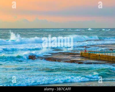 Aerial Sunrise Seascape con onde a Bilgola Beach sulle spiagge settentrionali di Sydney, NSW, Australia. Foto Stock
