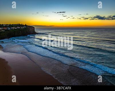 Aerial Sunrise Seascape con onde a Bilgola Beach sulle spiagge settentrionali di Sydney, NSW, Australia. Foto Stock