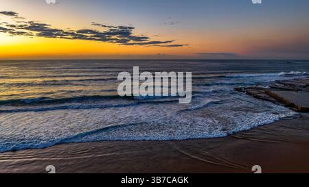 Aerial Sunrise Seascape con onde a Bilgola Beach sulle spiagge settentrionali di Sydney, NSW, Australia. Foto Stock