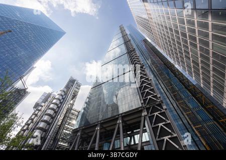 Guardando in alto gli iconici grattacieli nel quartiere finanziario di Londra. Il Cheesegrater, l'edificio dei Lloyd's e il 22 Bishopsgate sono visibili. Foto Stock