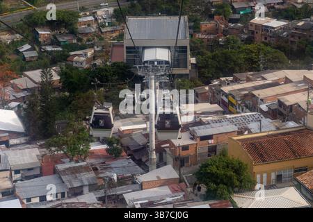 Funivie alla stazione di Vallejuelos sul sistema Medellin Metrocable a Medellin, Colombia. Foto Stock