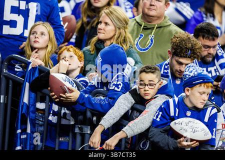 6 gennaio 2024: I tifosi degli Indianapolis Colts aspettano gli autografi prima della partita di football NFL tra gli Houston Texans e gli Indianapolis Colts al Lucas Oil Stadium di Indianapolis, Indiana. John Mersits/CSM. (Immagine di credito: © John Mersits/CSM tramite ZUMA Press Wire) Foto Stock