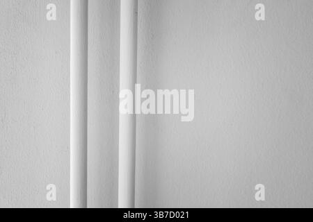 Spazio interno moderno e pulito, con una sala ben illuminata e elementi di design funzionali. L'immagine mostra un corridoio minimalista e un'area bagno Foto Stock