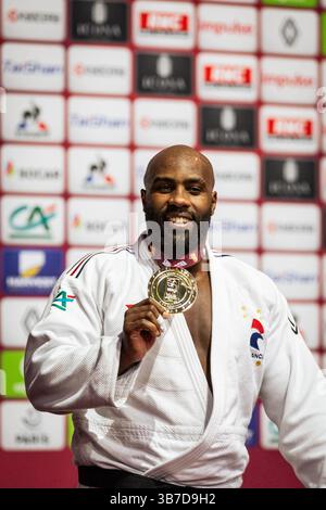4 febbraio 2024, Parigi, Francia: Teddy Riner di Francia mostra la sua medaglia d'oro durante il 100 Judo Grand Slam Paris, 2024 kg. L'Accor Arena, a Parigi, ha ospitato il grande Slam di Parigi dal 2 al 4 febbraio, un evento sul circuito mondiale della Federazione Internazionale di Judo (IFJ). Domenica, ultimo giorno di gara, hanno gareggiato gli atleti nelle categorie uomini -90kg, -100kg, +100kg e donne -78kg, +78kg. (Immagine di credito: © Telmo Pinto/SOPA Images via ZUMA Press Wire) Foto Stock