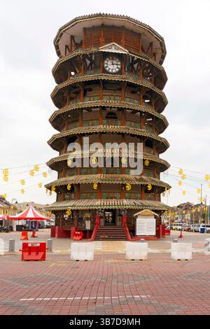 La Torre Pendente di Teluk Intan è una torre dell'orologio pendente alta 25 metri nel distretto di Hilir Perak, Perak, Malesia peninsulare. La torre si inclina perché è morbida Foto Stock