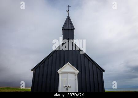 Chiesa Budakirkja (Chiesa Nera d'Islanda) sulla penisola di Snaefellsnes, Islanda, vista frontale simmetrica ad angolo basso. Foto Stock