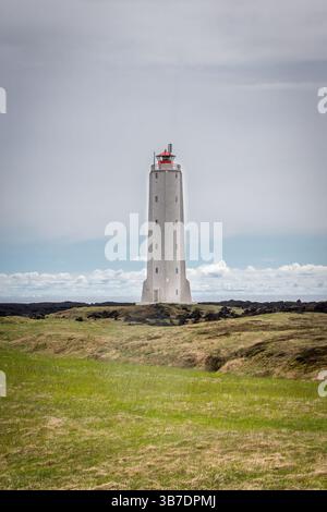 Faro di Malarrif (faro di Karlstadatangi) sulla costa atlantica della penisola di Snaefellsnes, Islanda. Foto Stock