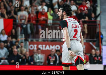 Davide Alviti #2 della pallacanestro Varese Openjobmetis celebra durante LBA Lega Basket Una partita di regular season 2024/25 tra pallacanestro Varese Openjobmetis e pallacanestro Trieste all'Itelyum Arena. Punteggio finale pallacanestro Varese Openjobmetis 85 80 pallacanestro Trieste Foto Stock