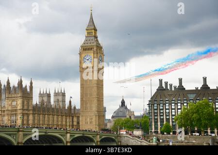 Le frecce rosse sorvolano le camere del Parlamento durante il ve Day 80th Anniversary, Londra, Regno Unito Foto Stock